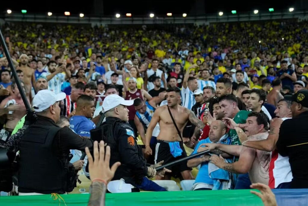 wolf246.co ការប៉ះគ្នារវាងអ្នកគាំទ្រអាហ្សង់ទីន និងអ្នកគាំទ្រប្រេស៊ីលធ្វើអោយកក្រើកពិភពបាល់ទាត់