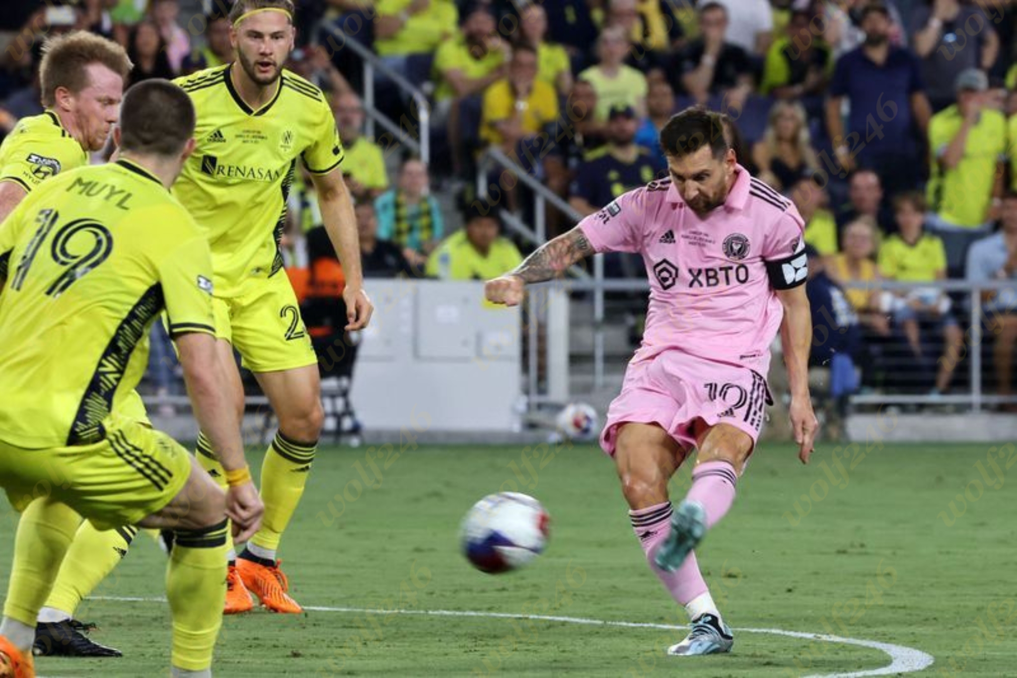 wolf246.co Messi និង Suarez ចាប់ដៃគ្នាស៊ុតម្នាក់មួយគ្រាប់អ៊េមហួស ជួយឱ្យ I.Miami តាមស្មើ Nashville